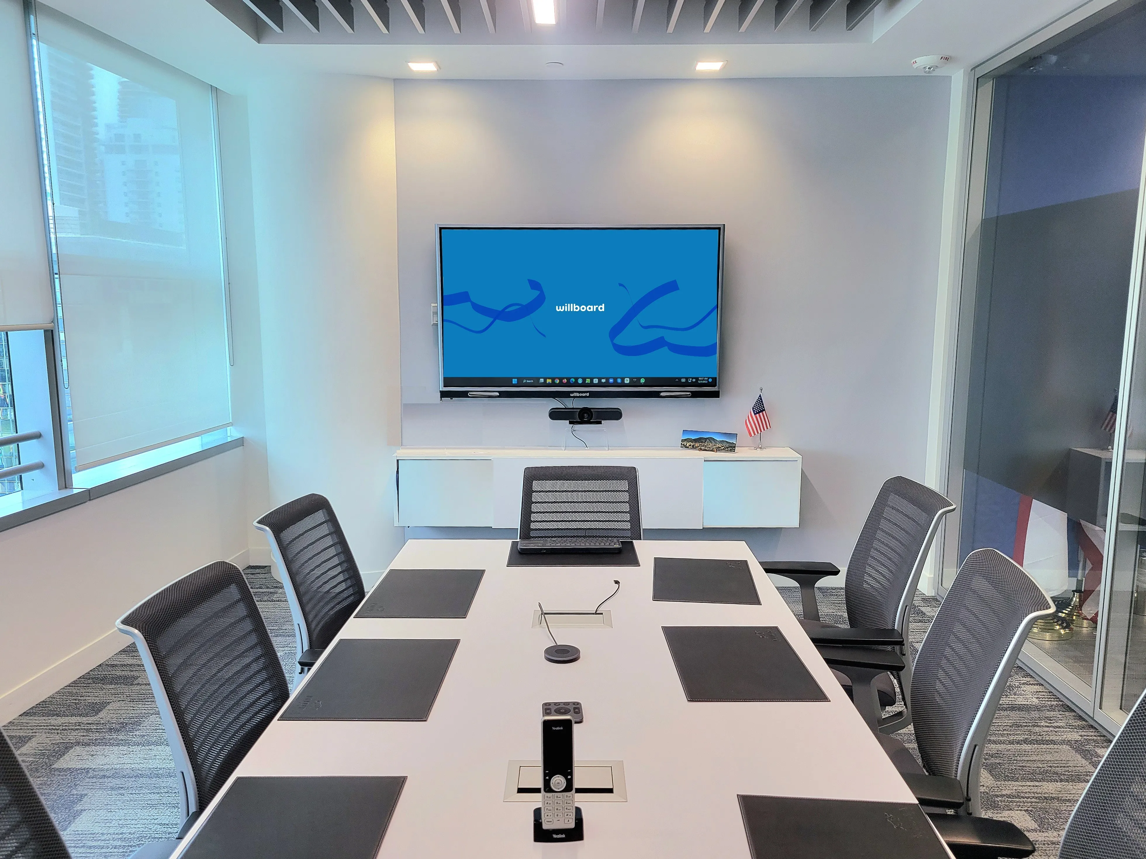 Oficina con pantalla Willboard